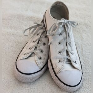 Great Condition: Converse Chuck Taylor All Star Leather Kids 3